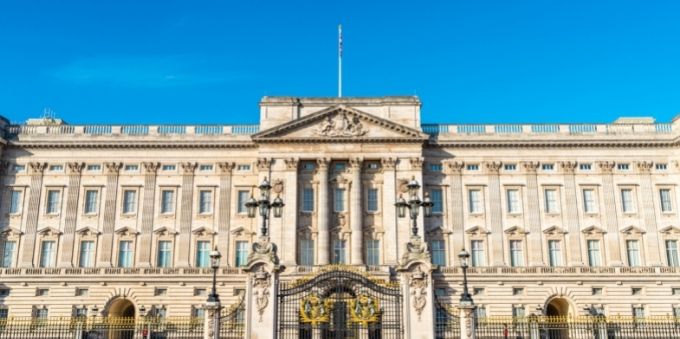 Londres: imagem diurna da fachada do Palácio de Buckingham