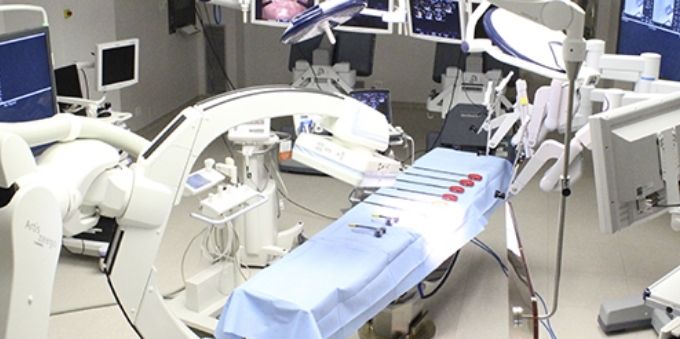 Imagem interna de centro cirúrgico mostra maca e equipamentos no Hospital Albert Eintein, no Morumbi 