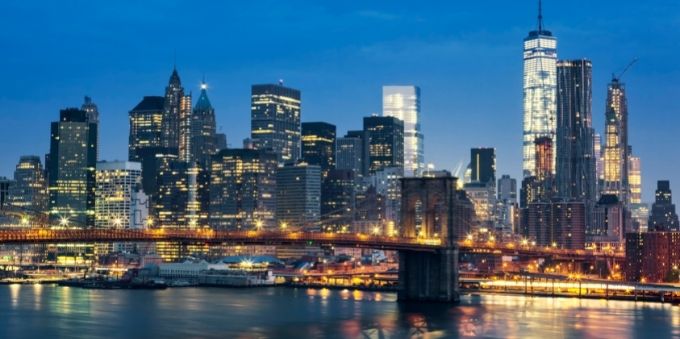 Imagem dos prédios de Nova York iluminados pelas luzes das janelas ao anoitecer