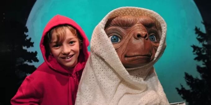 Imagem mostra estátua do ET (personagem do filme) no museu Tussaud, em Orlando