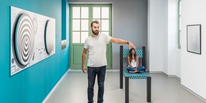 Orlando: imagem interna de museu de ilusões mostra um homem e uma mulher fazendo experiência. 