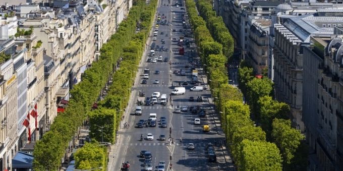 PAris: imagem vista de cima mostra avenida parisiense com tráfego intenso 