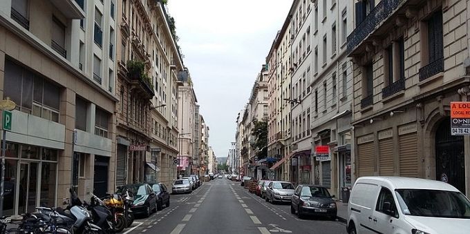 Imagem da Rue Marseille, em Paris, mostra rua com p´redios e carros estacionados