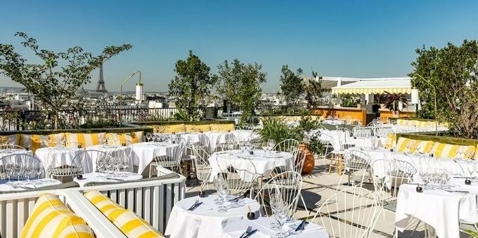 Imagem mesas de restaurante em Paris ao ar livre, em dia ensolarado