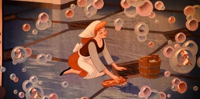 Paris: imagem da ilustração do filme de Cinderela, com a princesa esfregando o chão 