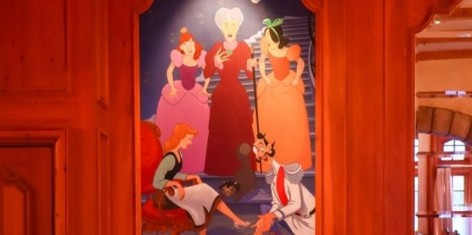 Imagem mostra ilustração de CInderela, su a madrasta e irmãs, na parede do parque da Disney, em Paris