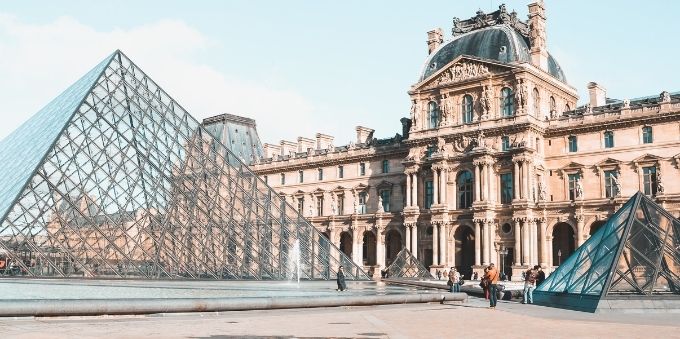 Imagem diurna mostra a frente do Museu Louvre, em Paris. 