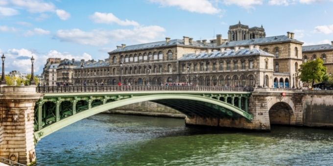 Imagem diurna mostra ponte sobre rio em Paris