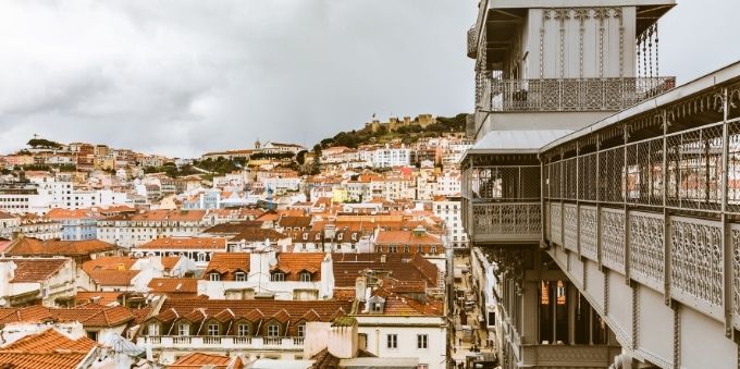 Imagem mostra visão panorâmica de Lisboa, a partir do elevador Santa Justa 