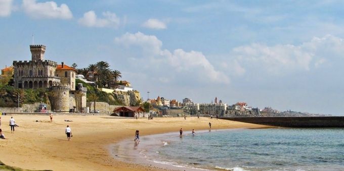 Imagem diurna mostra orla da baía do Estoril, em Lisboa 