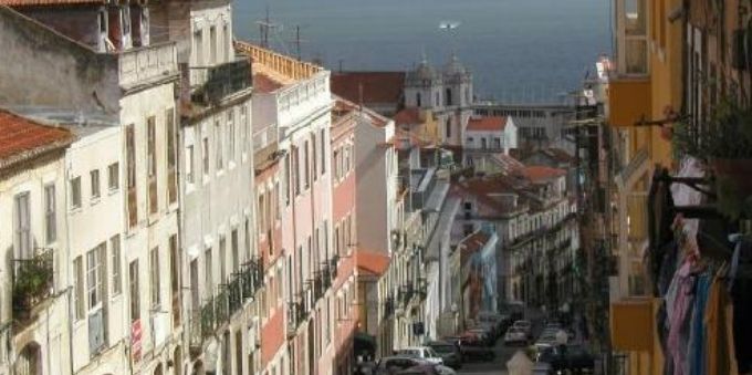 Imagem aberta mostra casas e prédios típicos no bairro da Lapa, em Lisboa