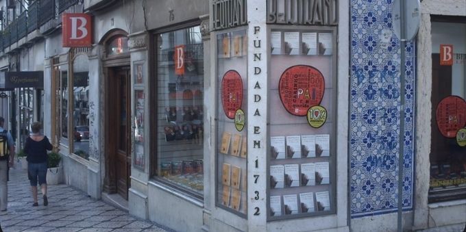 Imagem diurna mostra livraria Bertrand na esquina da pequena Lisboa