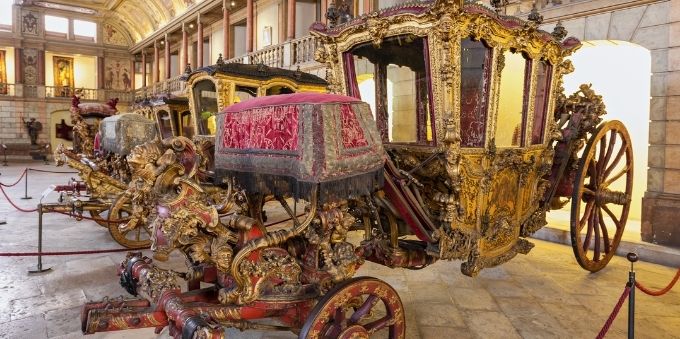 Imagem interna mostra carruagem fechada (coche) dentro do Museu dos Coches, em Lisboa