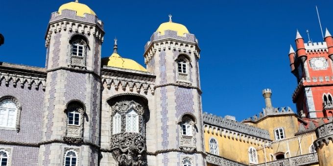 Imagem mostra parte do Palácio da Pena, em Sintra, na pequena Lisboa