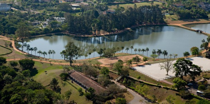 Vista aérea do grande lago da Quinta da Baroneza