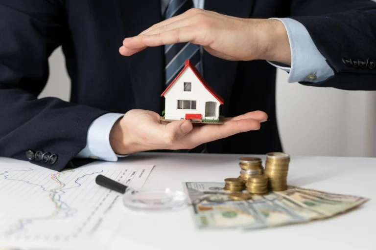 Homem segura a miniatura de uma casa com moedas e dólares, simbolizando investimento imobiliário.