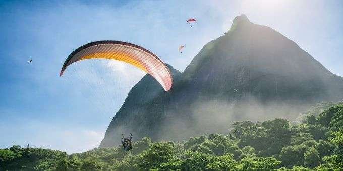 pessoas voando com parapente em São Conrado