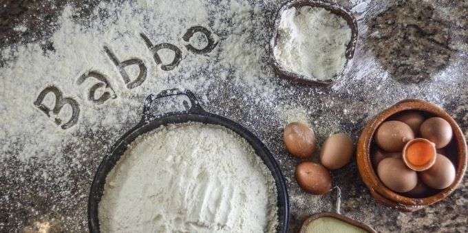 Mesa com ovos e farinha