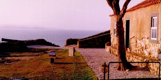 Imagem mostra vista de quartel, na Fortaleza São José da Ponta Grossa, em Jurerê