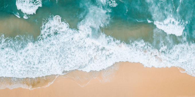 Visão aérea de ondas na praia da Barra da Tijuca