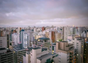 Arranha-céu de prédios em Itaim Bibi, um dos bairros de alto padrão de São Paulo