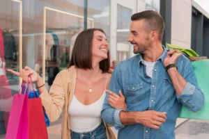 Casal com sacolas fazendo compras em Ipanema