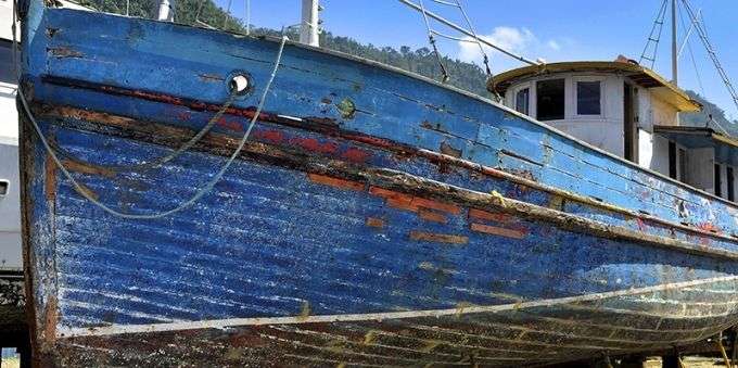 Angra dos Reis: imagem mostra embarcação Loretti, parada em terra firme.