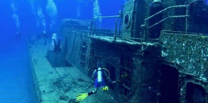 Angra dos Reis: imagem do fundo do mar mostra mergulhador ao lado de navio naufragado 