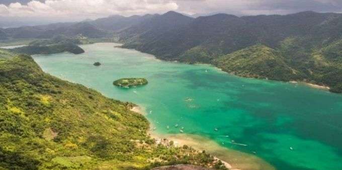 Imagem aérea mostra, em Angra dos Reis, o ponto turístico Saco de Mamanguá 