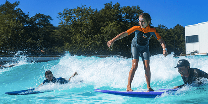 Crianças tendo aulas de surfe na Fazenda da Grama