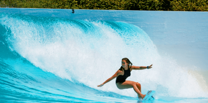 Mulher surfando em onda grande na Fazenda da Grama.