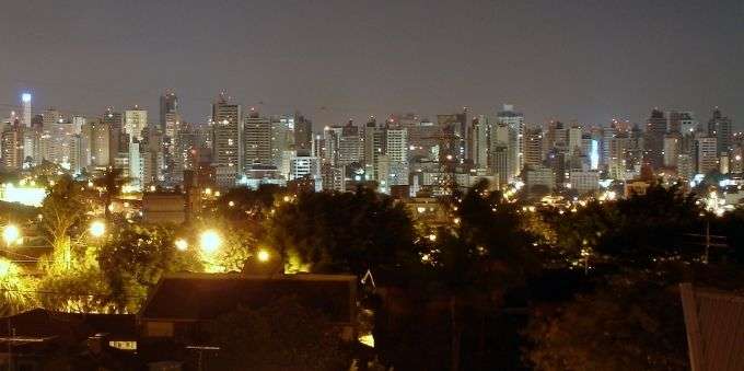 Interior de São Paulo: vista aérea de prédios de Campinas de noite