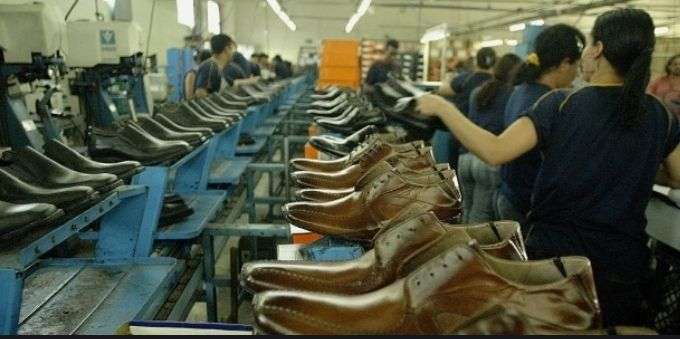 Interior de São Paulo: imagem interna de fábrica em Franca mostra sapatos enfileirados 