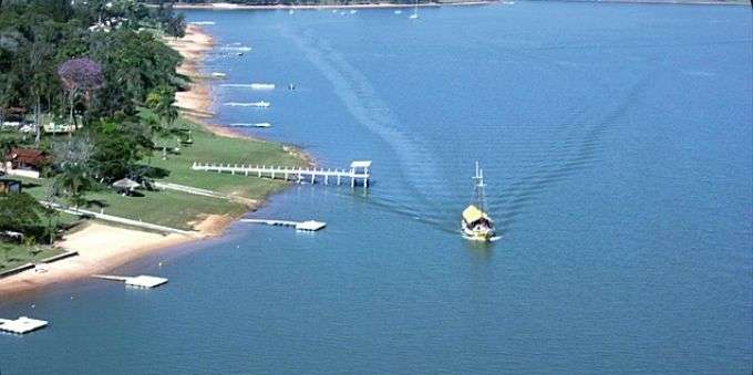 Imagem aberta, durante o dia, mostra represa de Avaré, no interior de São Paulo 