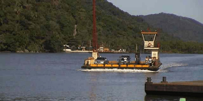 Travessia Guarujá-Bertioga feita de balsa, no Litoral Norte