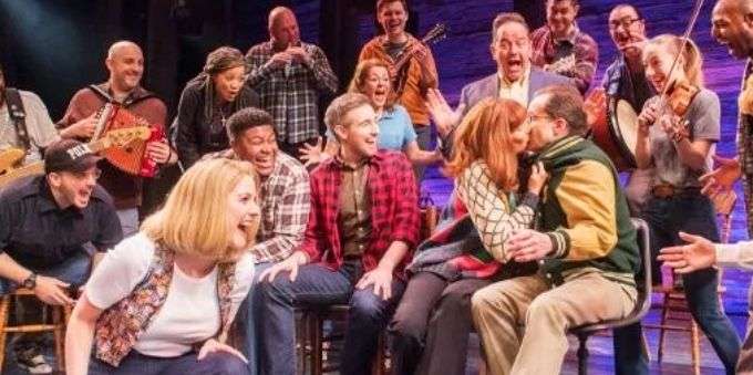  imagem mostra atores durante a peça Come From Away, em Londres