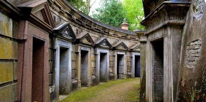 Imagem mostra várias entradas de pedra, lado a lado, Highgate, em Londres.