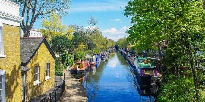 Imagem rio little Venice, em Londres, passando entre casas e barcos. 