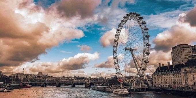 Imagem diurna da roda gigante London Eye, em Londres. 