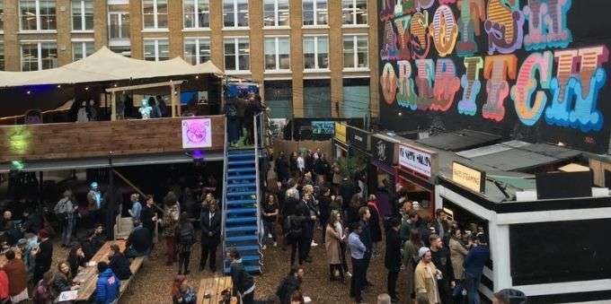 Imagens de pessoas concentradas no red market, em Londres. 