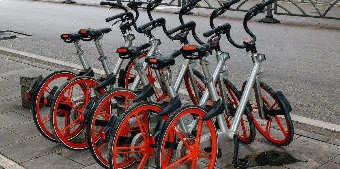 Imagens de bicicletas enfileiradas para alugar em Orlando. 