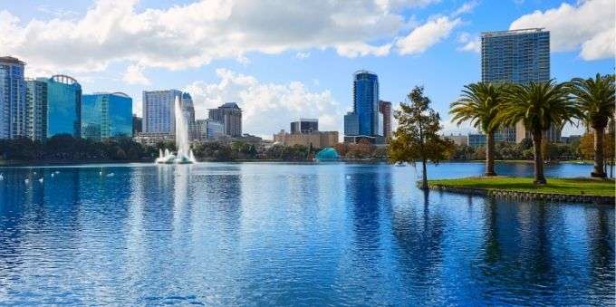 Imagem aberta do lago Eola Lake, em Orlando. 