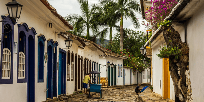 Ruas em Paraty com calçamento pé de moleque