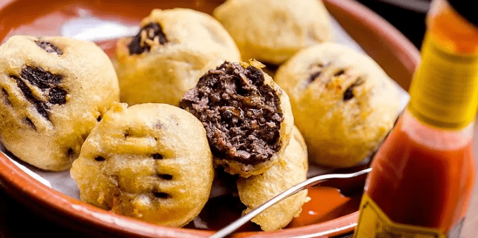 Bolinhos de carne moída e morcela empanados, do Museo Veronica