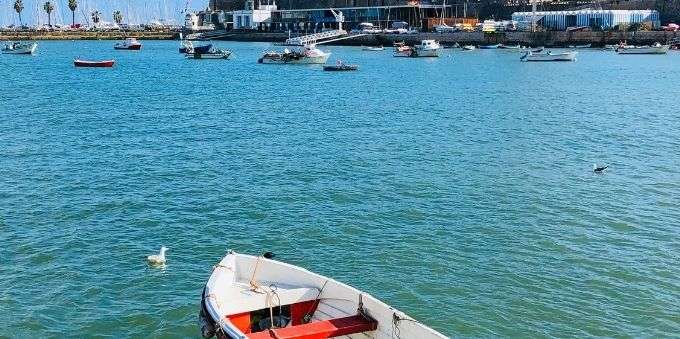 Imagem a céu aberto da água do Cascais, com barcos, em Lisboa