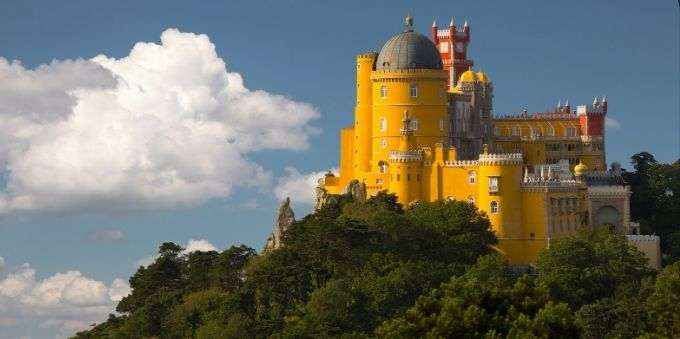 Imagem aberta do Palácio da Pena, em Lisboa, no alto de montanha a céu aberto 