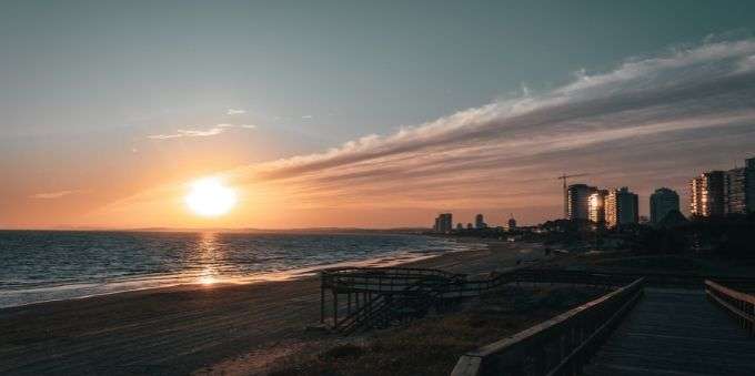 Imagem do pôr do sol na praia em Punta Del Leste. 